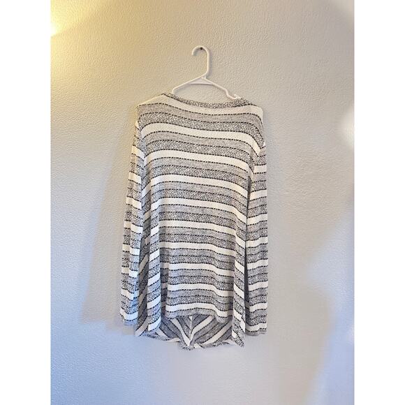 Established 1948 Women’s White Gray Pattern Blouse Size Large - Picture 2 of 6